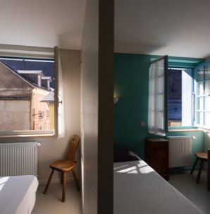 EMBARRAT 1 chambre avec 1 lit double + lit simple + lit enfant (6 ans)