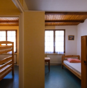 ESTOM ET GAUBE 2 mini dortoirs de 5 places (lits individuels).