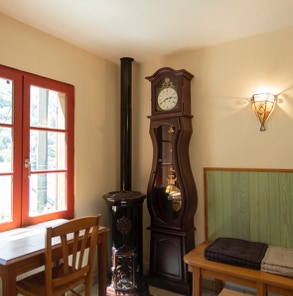 Le petit refuge, la chaluer du poêle à bois.